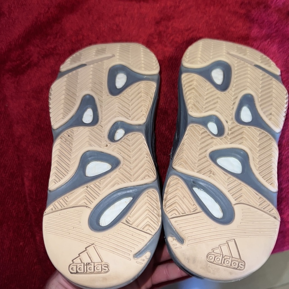 Yeezy 700 - Picture 3 of 4